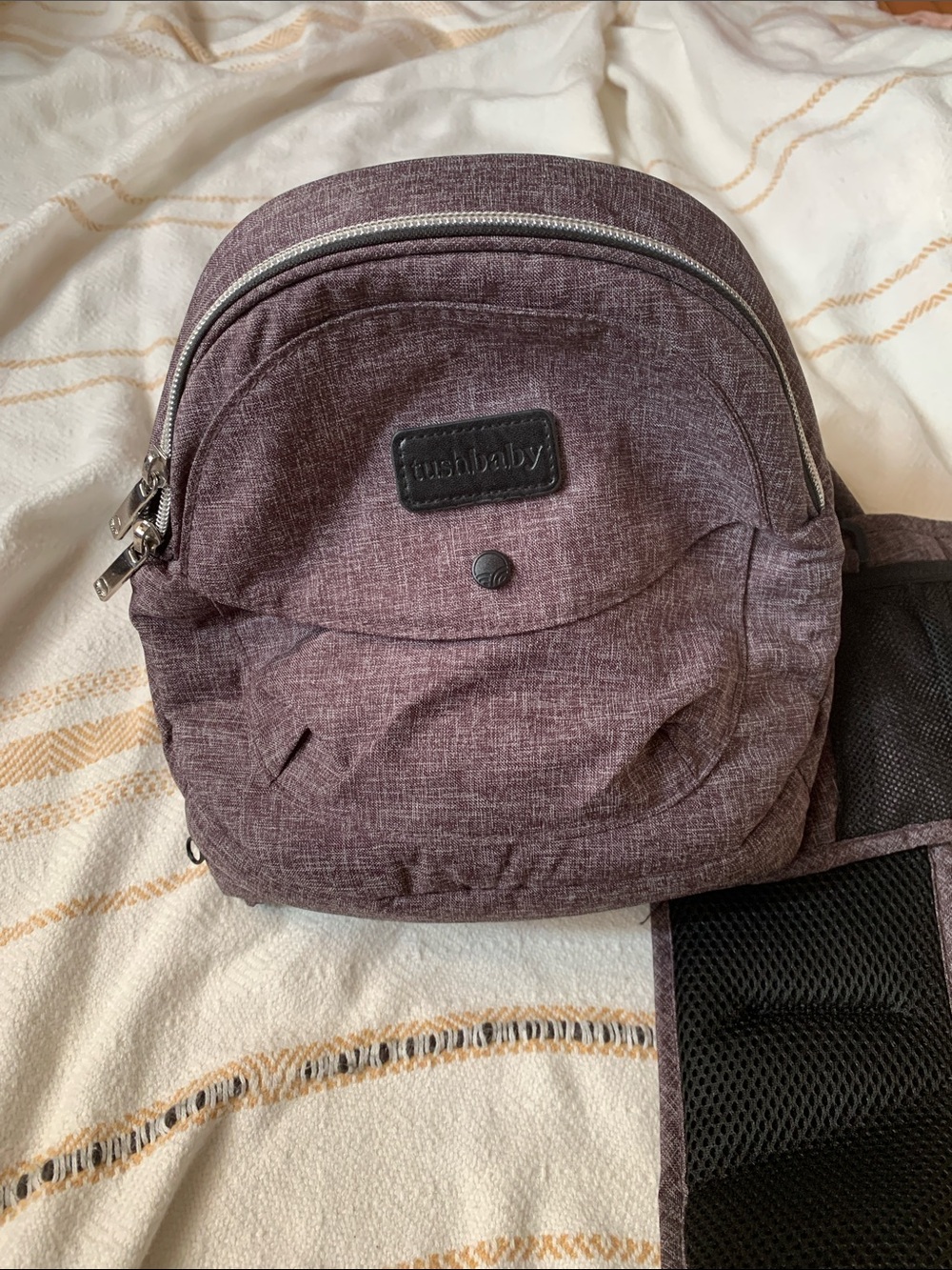 Tushbaby Travel Lite Hip Seat Carrier in Charcoal